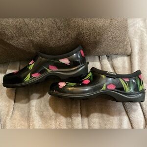 Sloggers:woman’s black n pink tulips gardening/outdoor shoes waterproof size 8.5